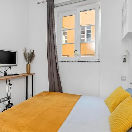 Lumina On The Old Square Near The Royal Castle Daire