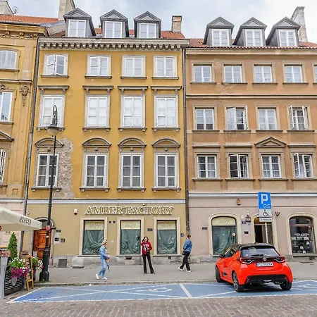 Lumina On The Old Square Near The Royal Castle Varşova