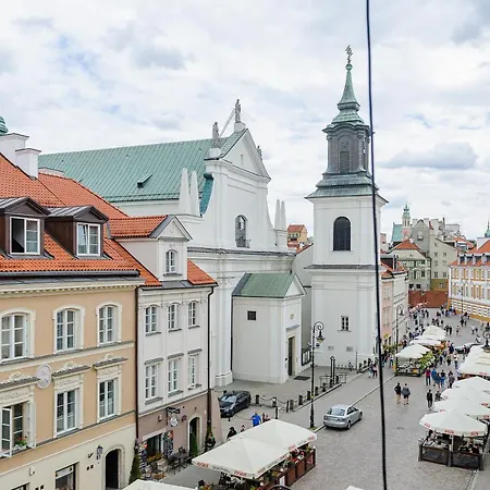 Lumina On The Old Square Near The Royal Castle Varşova