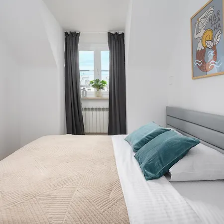 Daire Lumina On The Old Square Near The Royal Castle